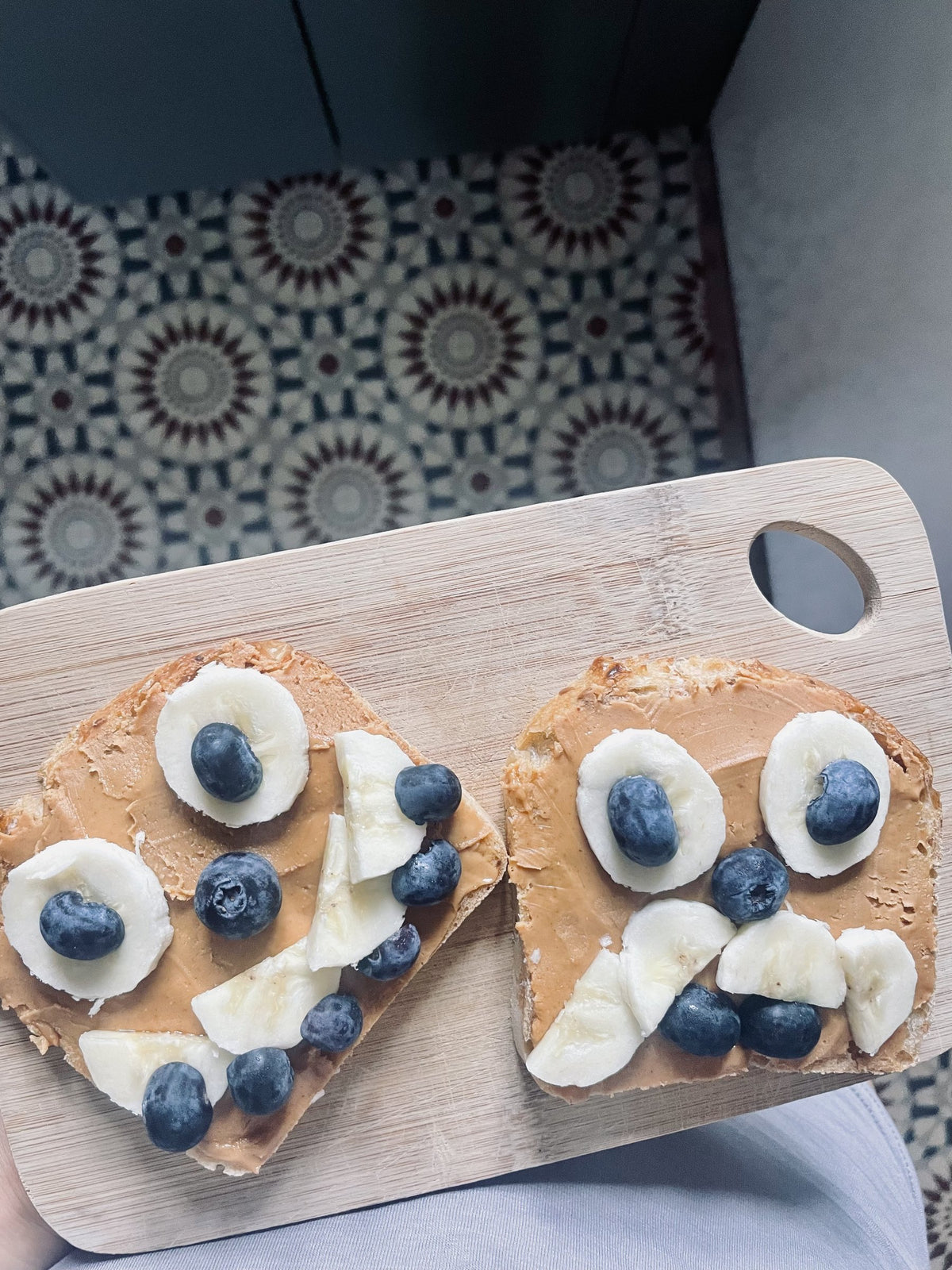 Brote mit Bananen-Gesichtern