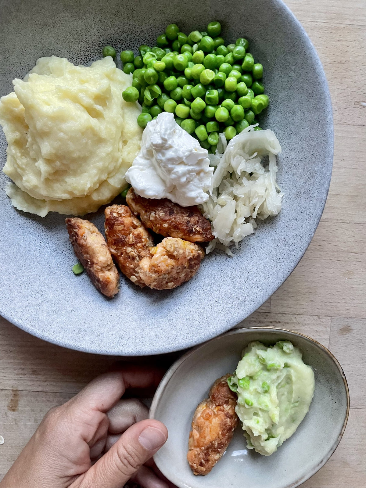 Teller mit Püree, Erbsen und Nuggets