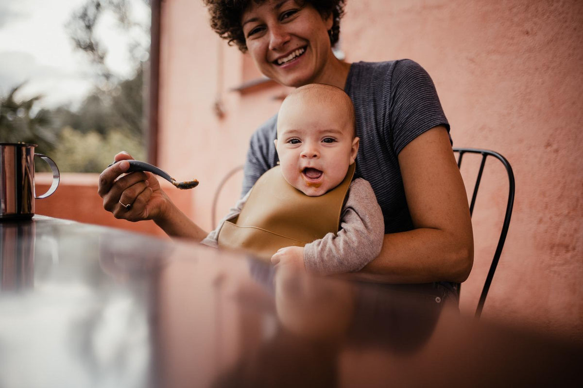 Laura füttert ihr Baby