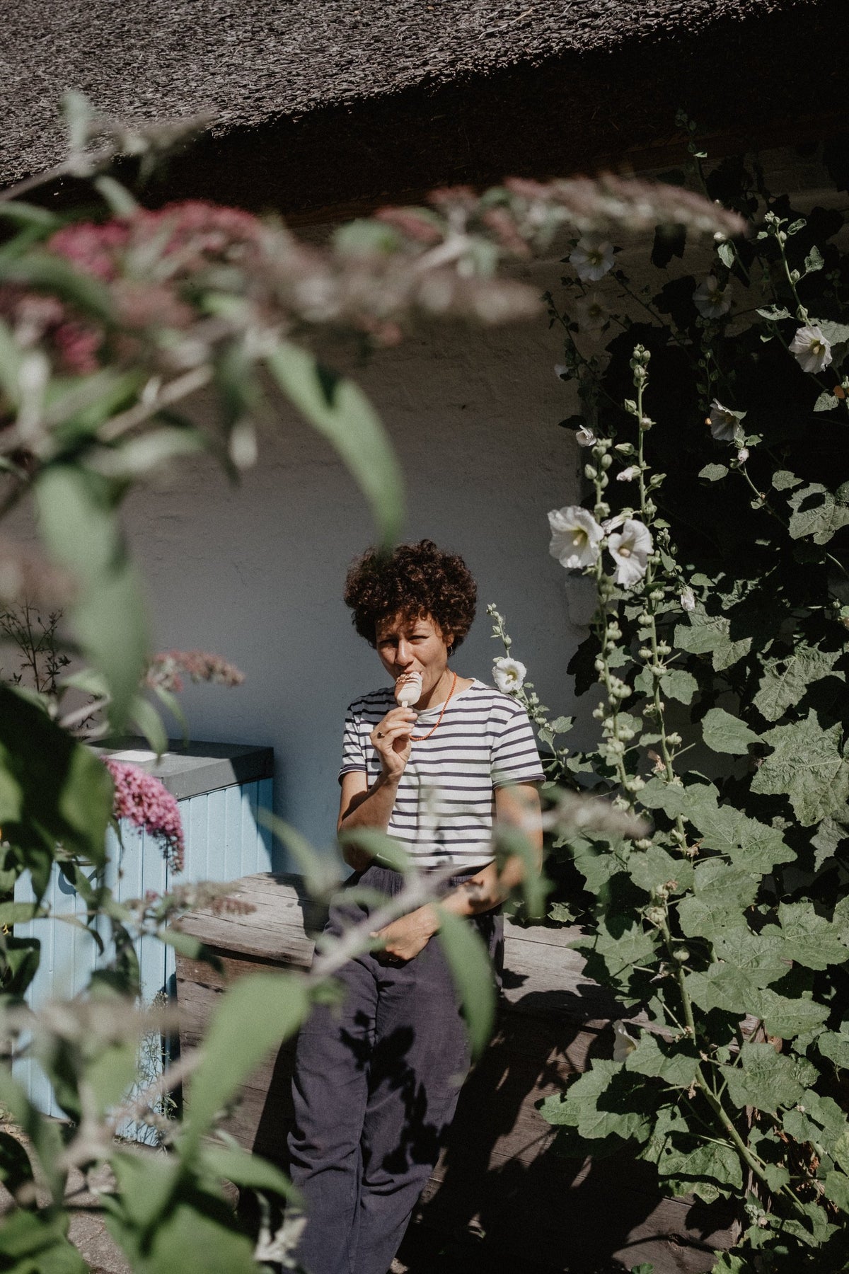 Laura isst im Garten