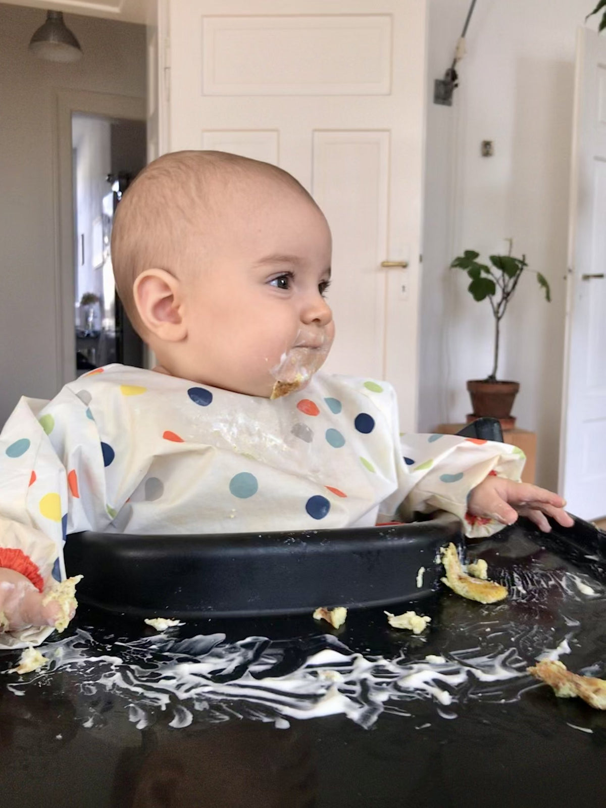 Baby beim ersten Essen