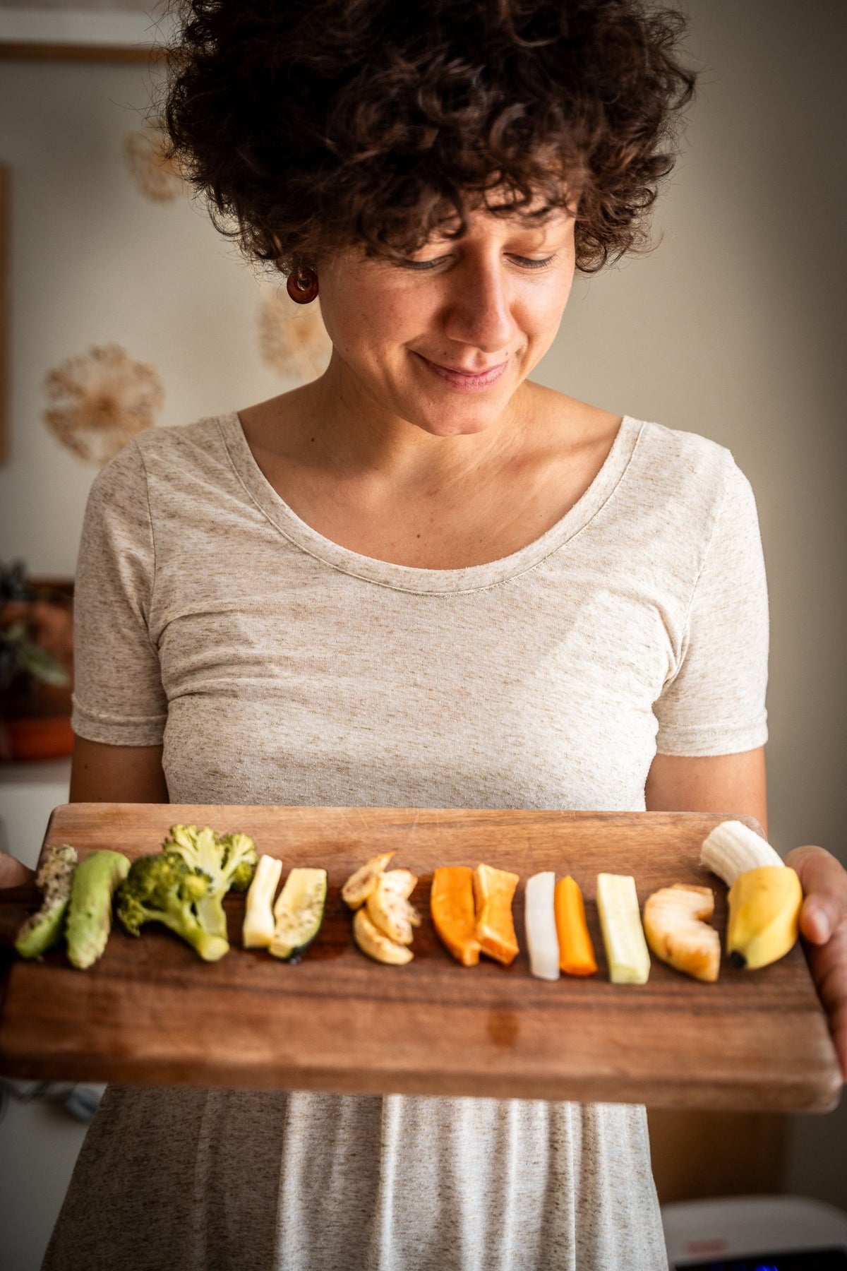 Laura mit einem Brett voller Fingerfood