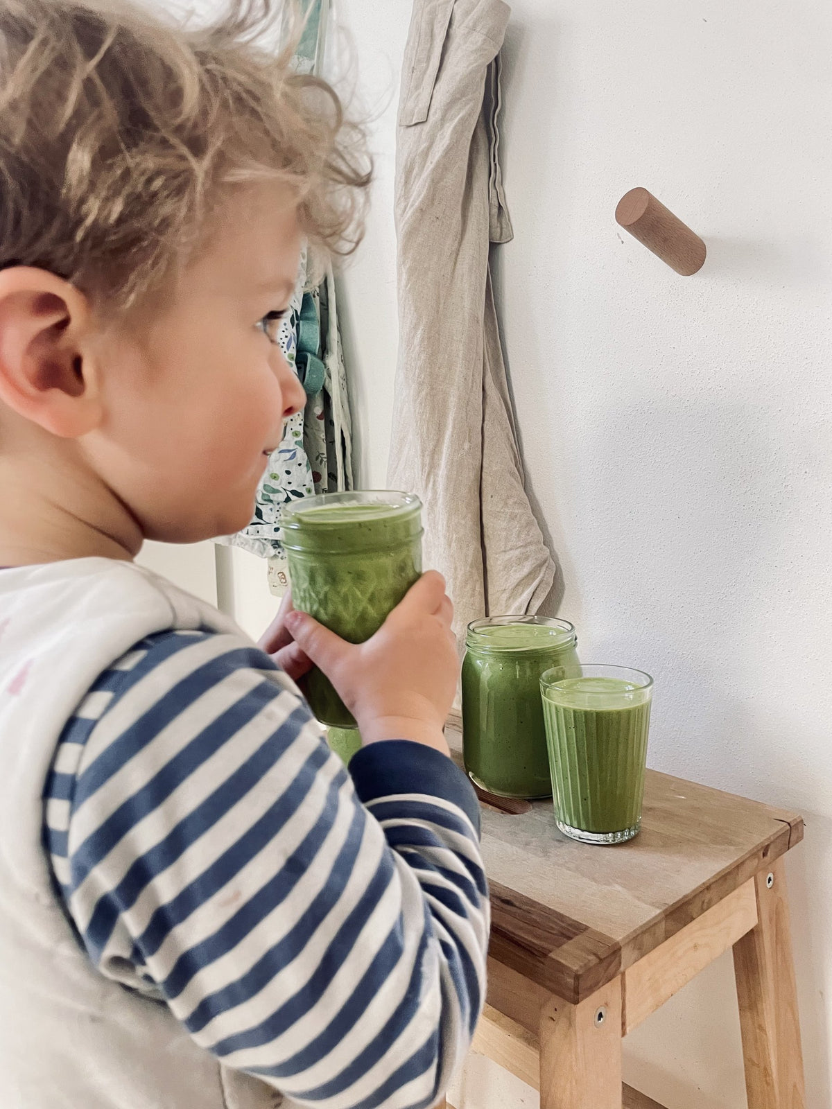 Kind mit grünem Smoothie