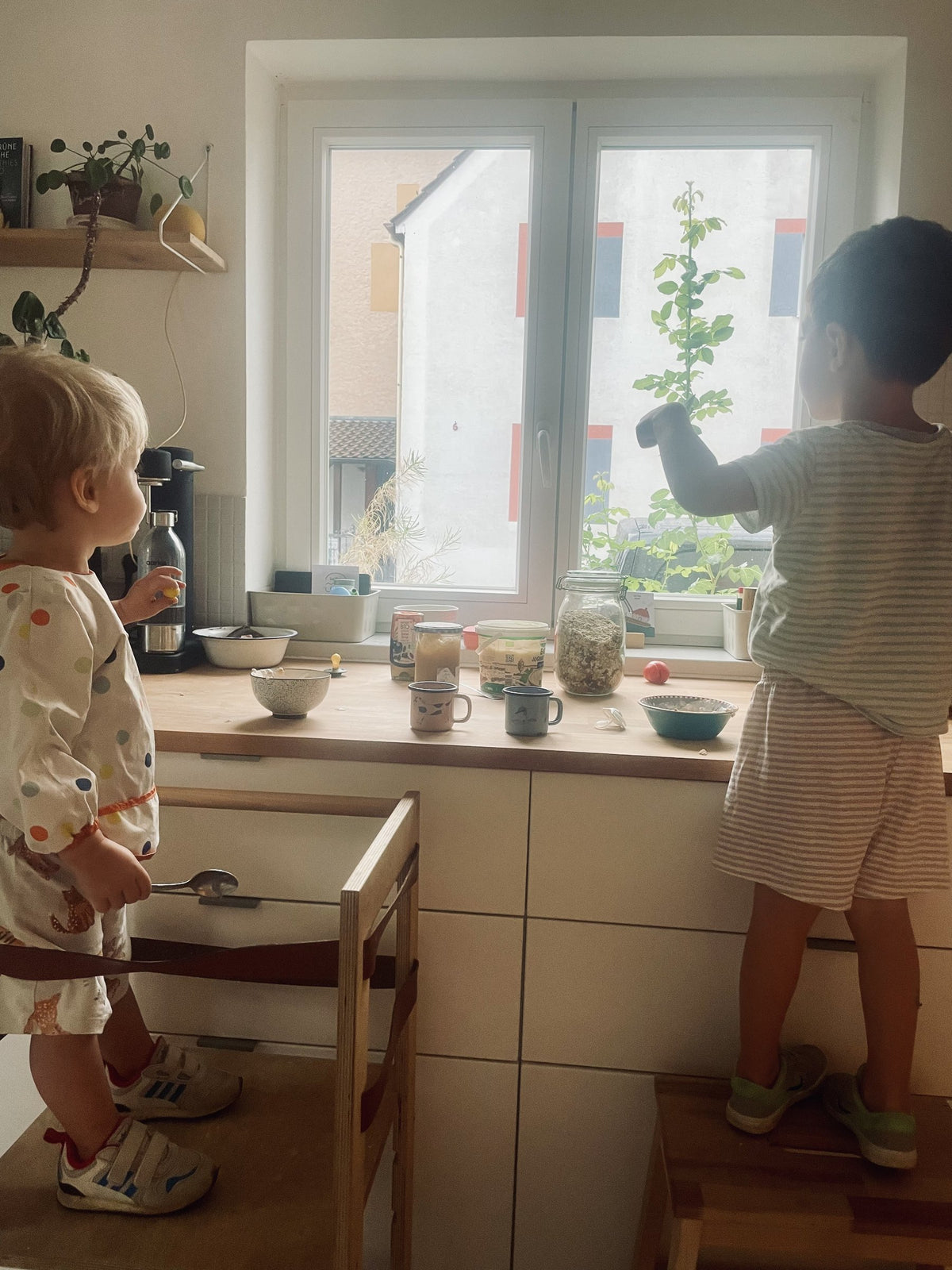 Zwei Kinder in der Küche am Morgen