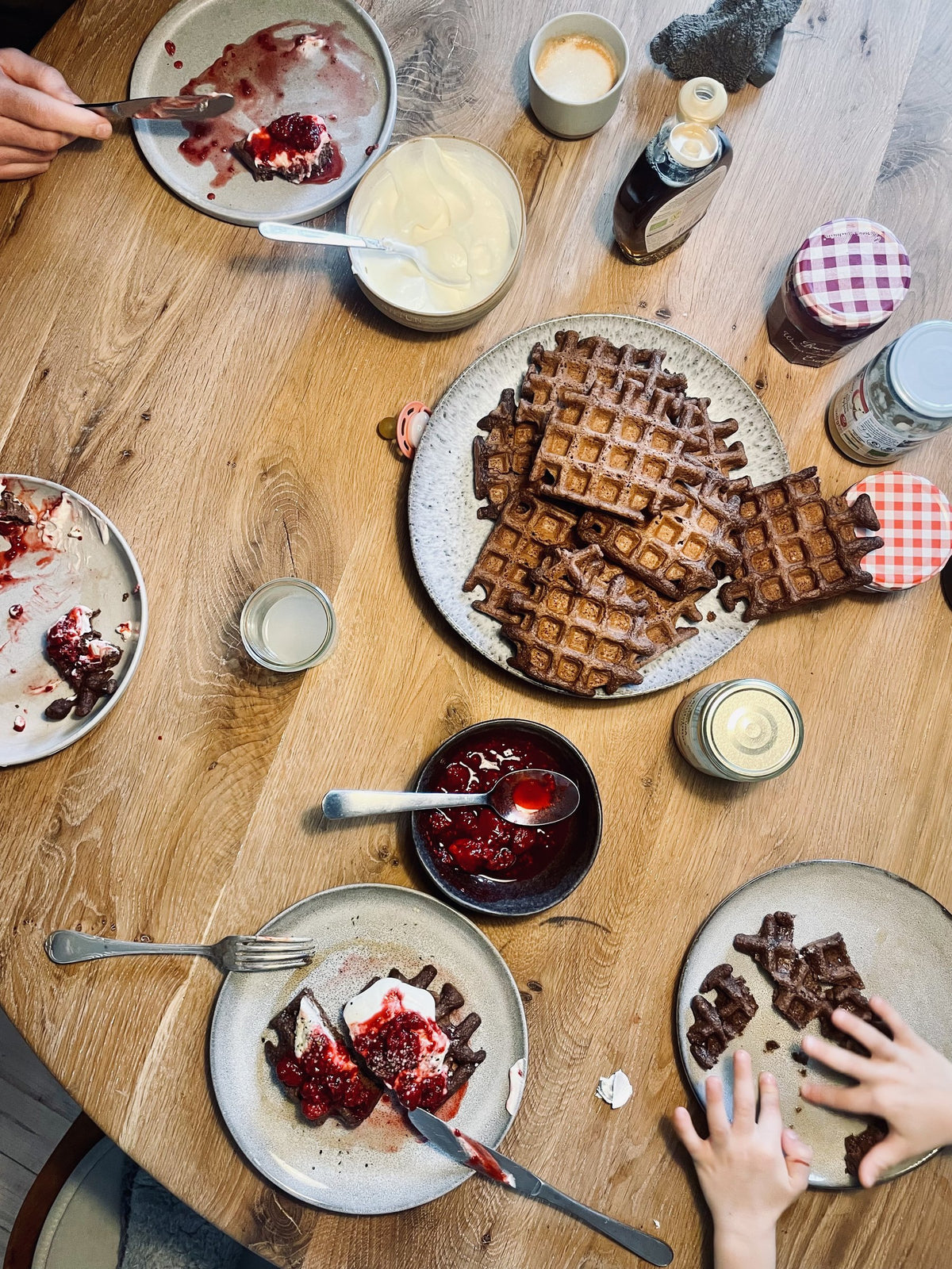 Frühstückstisch mit Waffeln und Toppings