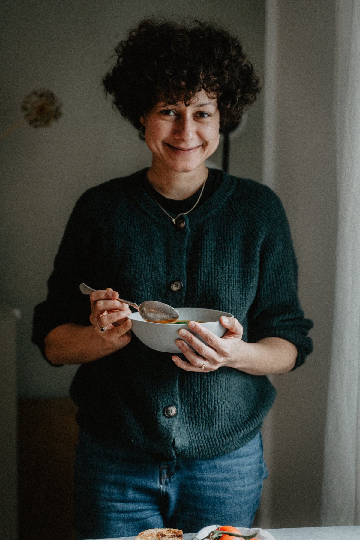 Laura mit einer Schüssel Suppe