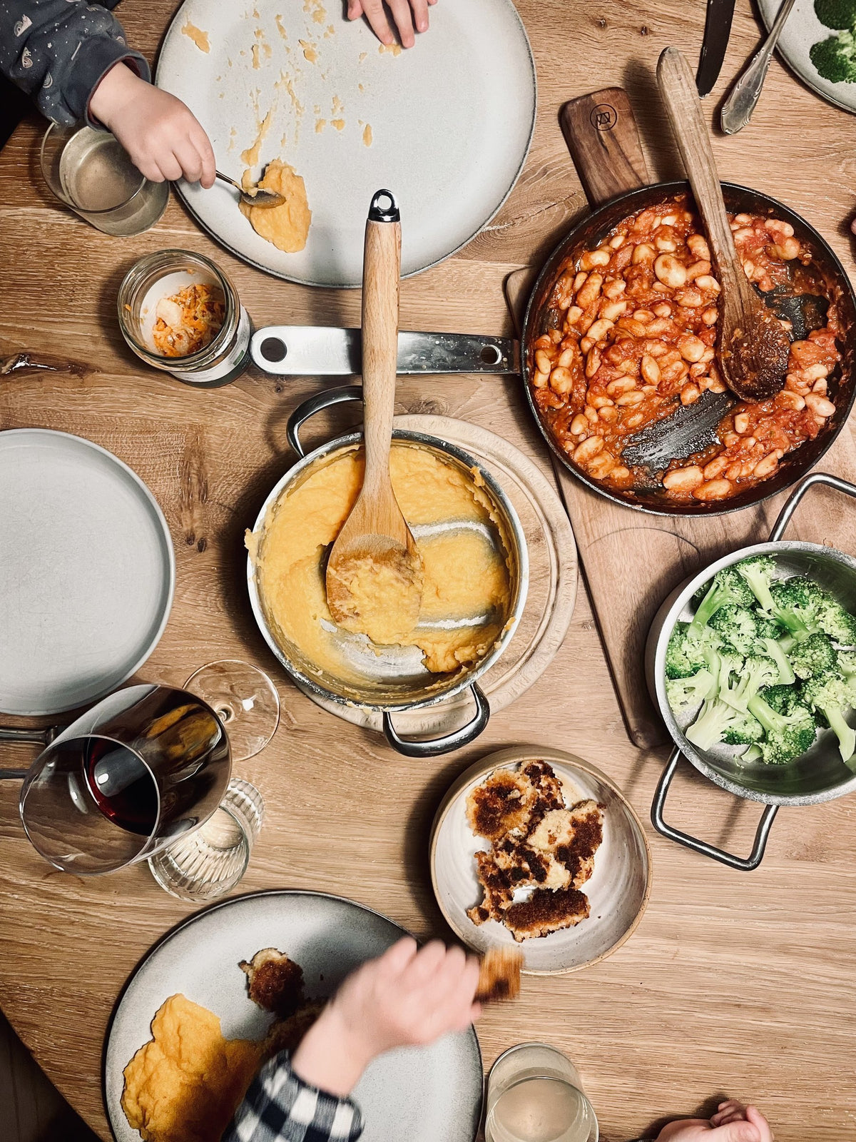Familienessen am Holztisch