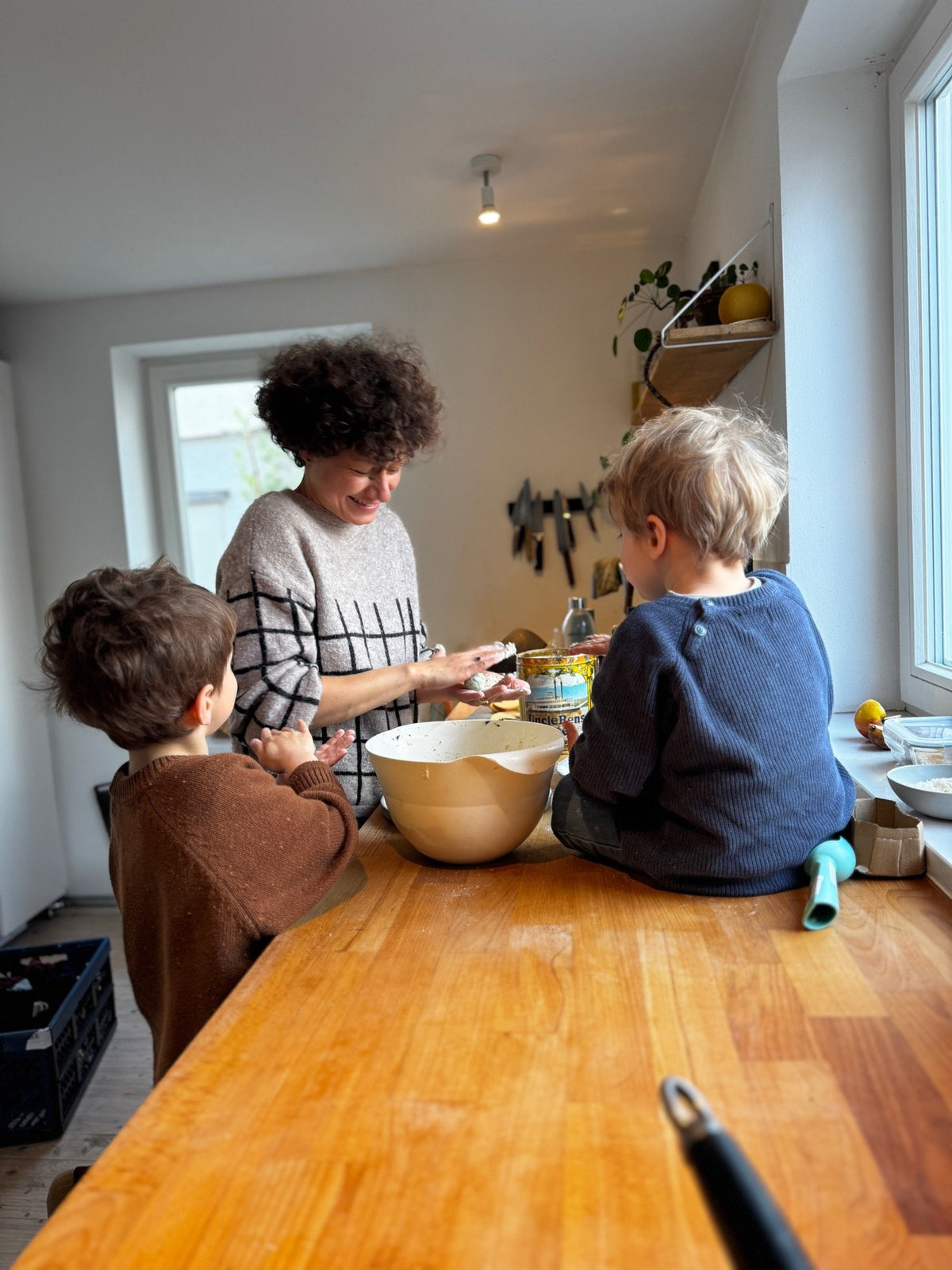 Laura kocht mit ihren Söhnen