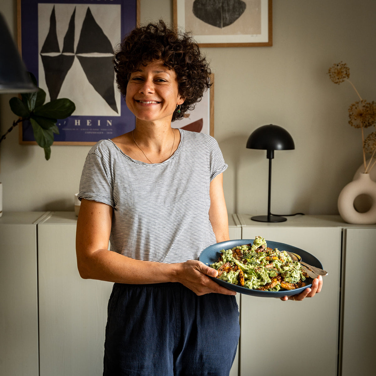 Laura mit einer Schüssel Salat
