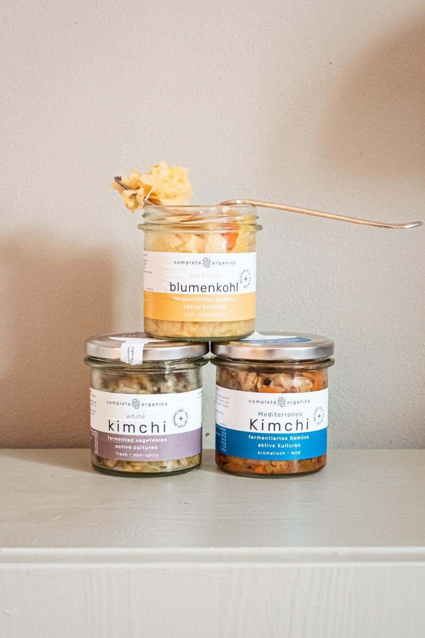 Gläser mit fermentiertem Gemüse