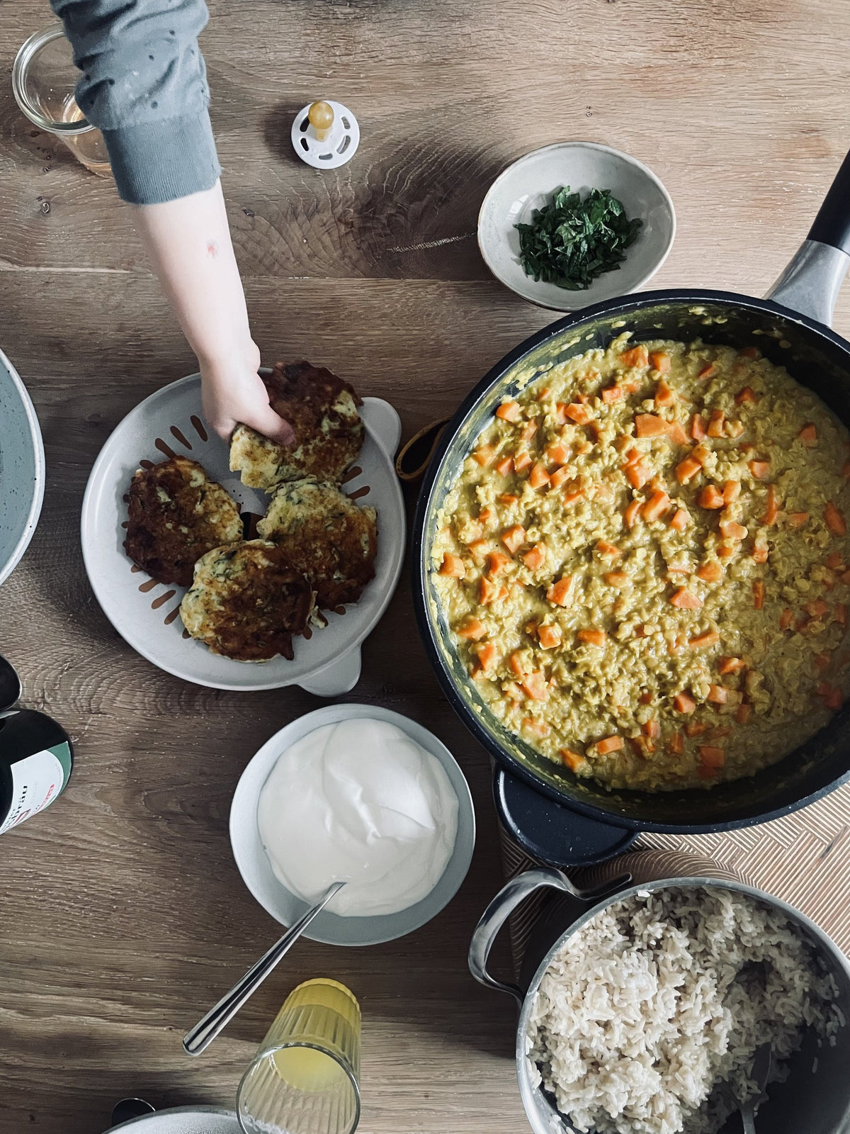 Familienessen mit Puffern und Auflauf